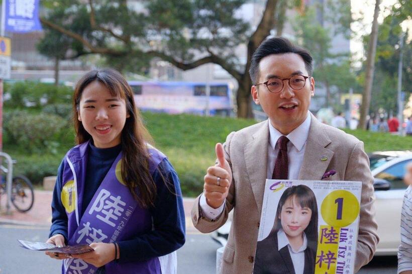 選挙中、公民党の党首の応援を受ける陸さん（左）。香港理工大の現役生ながら、見事当選した（写真：本人提供）