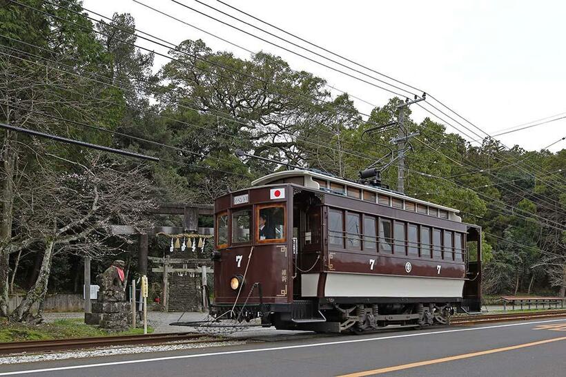 紀貫之「土佐日記」の時代に遡る古刹「鹿児神社」の門前を走る。集電装置が当初のビューゲルからZパンタグラフに換装されている。田辺島通～鹿児（撮影／諸河久：2010年3月8日）