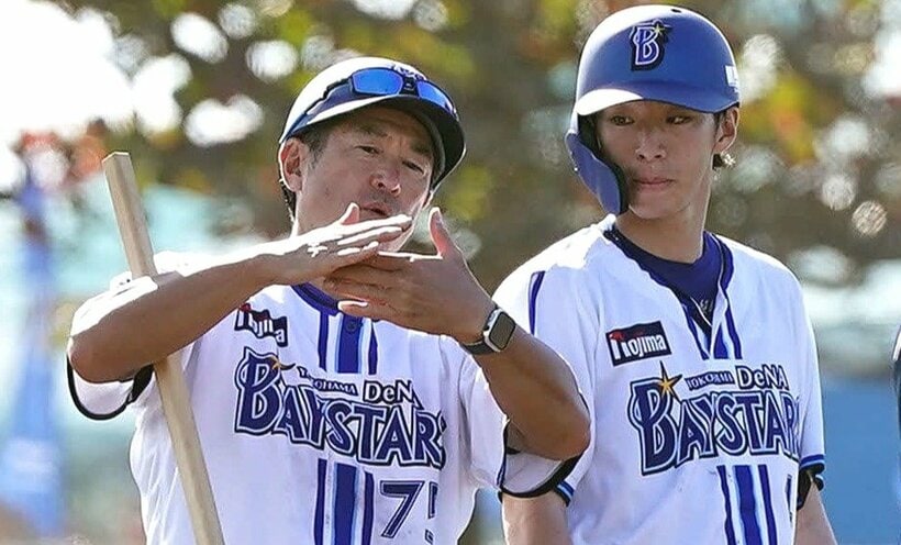 度会（右）を指導する石井コーチ（日刊スポーツ）
