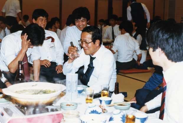 １９８５年ぐらいの京セラのコンパ風景。当時社長だった稲盛和夫氏（中央）を囲んで若手社員が身を乗り出しながら語り合っていた（写真：京セラ提供）