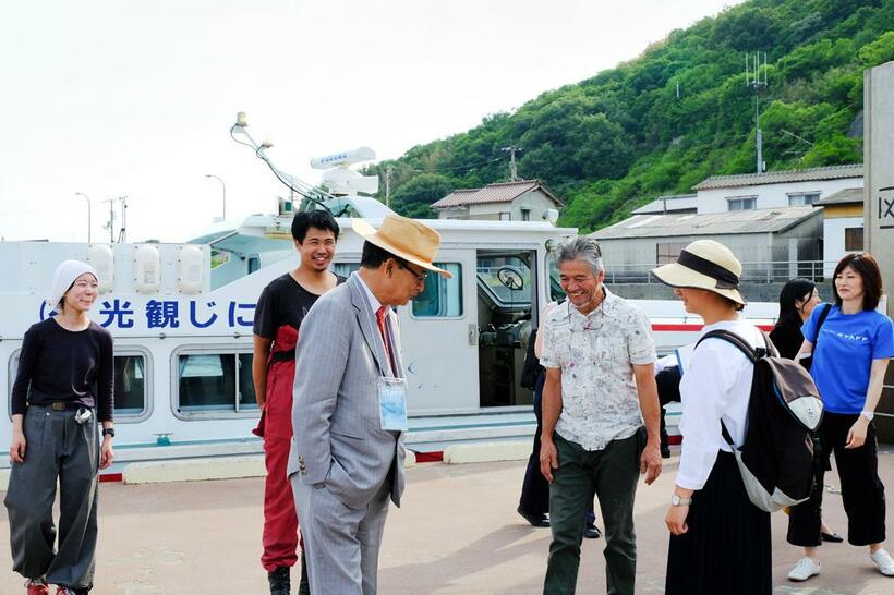 瀬戸内国際芸術祭の会場となる島々の説明会に参加するため、チャーター船でまわる。明るい色のスーツと帽子が定番スタイル。地方の人たちに認識してもらいやすいと考えて選んだ（撮影／慎芝賢）