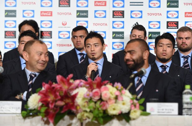 帰国後、会見に臨むラグビー日本代表の選手たち。五郎丸歩選手（中央）とエディーＨＣ（手前左）　（ｃ）朝日新聞社　＠＠写禁