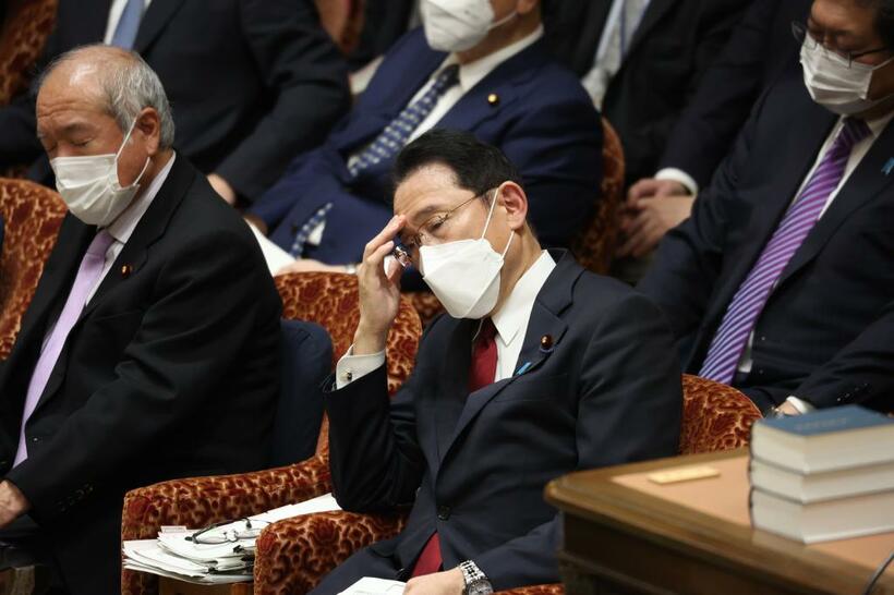 24日、衆院予算委員会で悩ましい顔を浮かべる岸田文雄首相