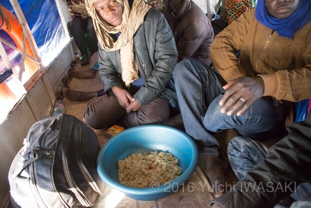 周囲の乗客と、運ばれてきた食事を分けあって食べる（ニジェール川・マリ 2016年／Niger River,Mali 2016）