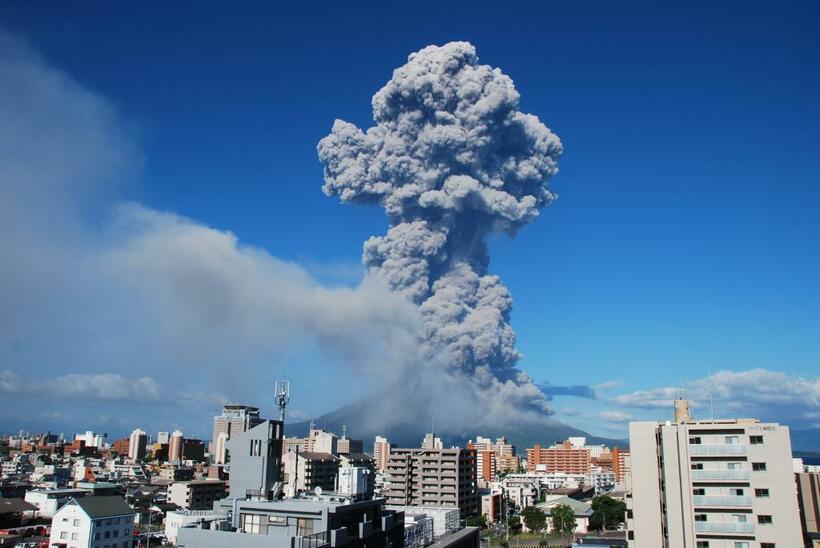 2013年、高さ５千メートルに達した桜島の噴煙。鹿児島地方気象台提供