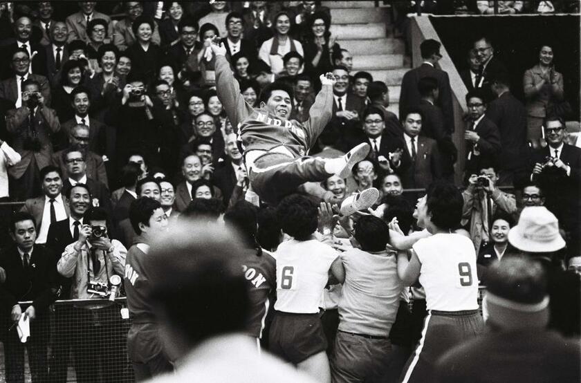 64年東京五輪でバレーボール女子が優勝を決め、選手から胴上げを受ける大松博文監督(c)朝日新聞社