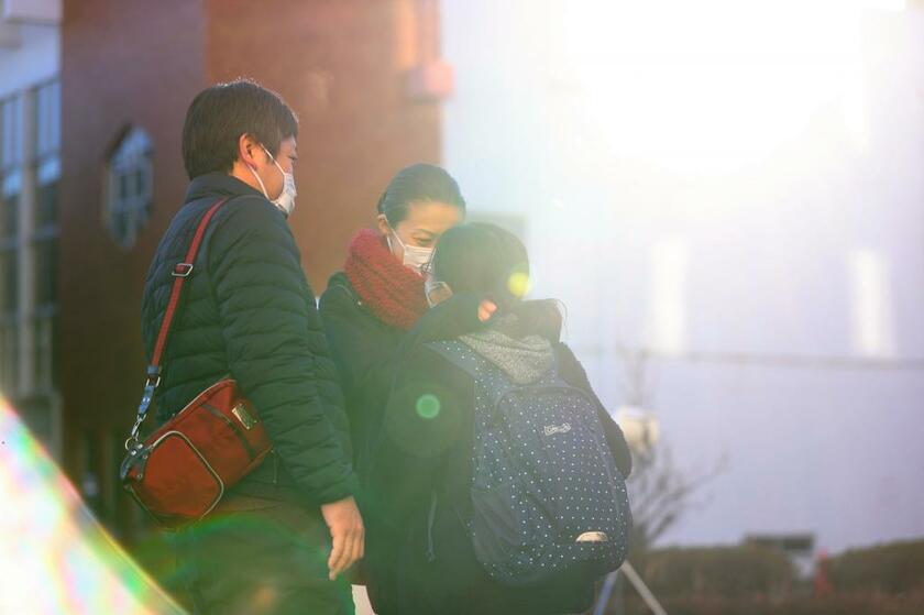 栄東中学の受験会場では、寒空の下、保護者が受験生を激励して送り出した／１月10日、さいたま市　（ｃ）朝日新聞社