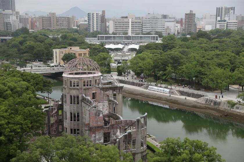 被爆から75年を迎えた広島市の原爆ドームと平和記念公園（写真／朝日新聞社）