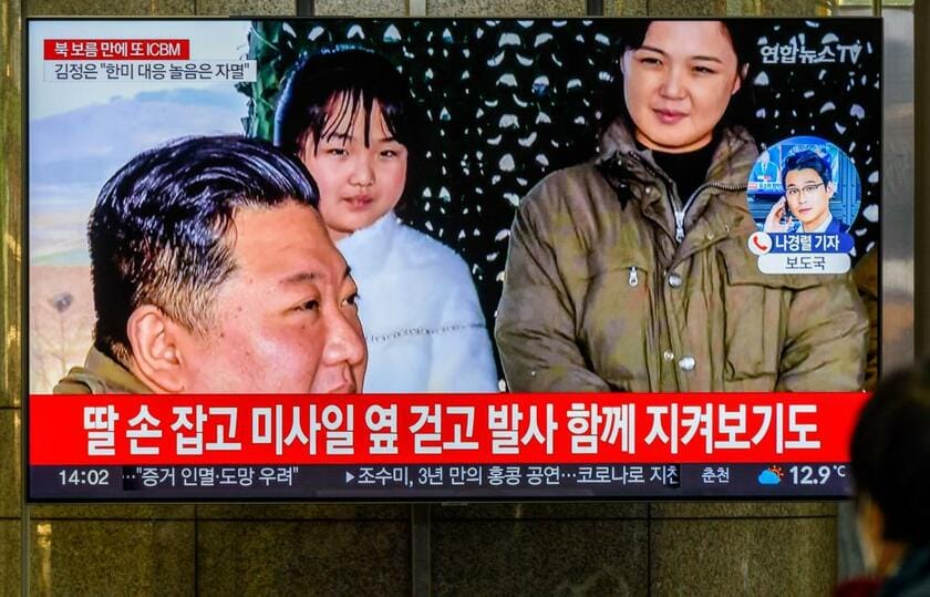北朝鮮の金正恩総書記（左）と妻の李雪主氏（右）、娘（中央）。朝鮮中央通信が配信した３人の写真を韓国のテレビが映し出した／１１月１９日、ソウル（ZUMA PRESS/アフロ）