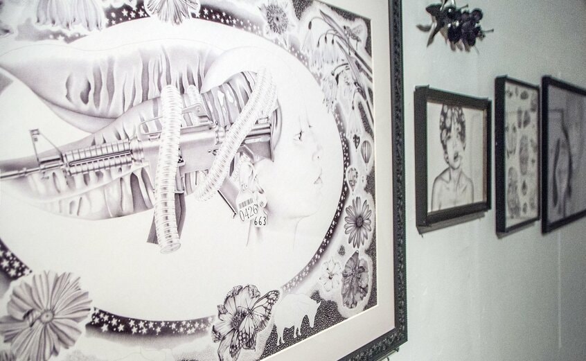 初となる個展「スーパー劣等生」の展示から(本人提供)