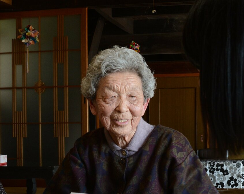 川本静子（かわもと・しずこ）／1927年、フィリピン生まれ。広島県大崎上島町の尋常高等小学校卒業後、家業の農業を手伝い、結婚後は夫と機帆船で石炭を運んだ元船長。63歳で引退後は畑で野菜を作る。身長144センチ（撮影／編集部・井上有紀子）