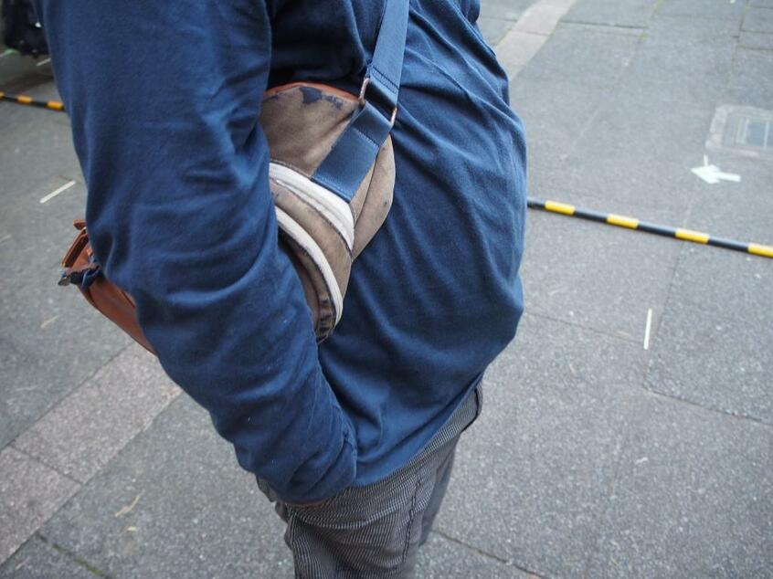 東京・池袋の公園で冬物衣類の放出を待つ、ホームレスの男性(43)。生活保護は家族に連絡が行くので、申請したくないと話した(撮影/編集部・野村昌二)
