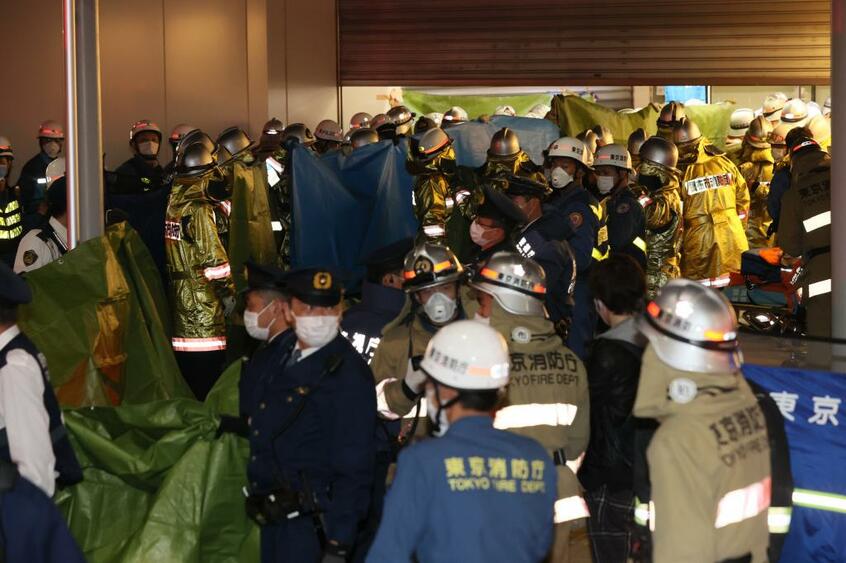 服部容疑者は男性を刺した後、車内にライターオイルをまいて火を放ったとみられる。乗客16人がのどの痛みを訴えるなどして病院に運ばれた (c)朝日新聞社