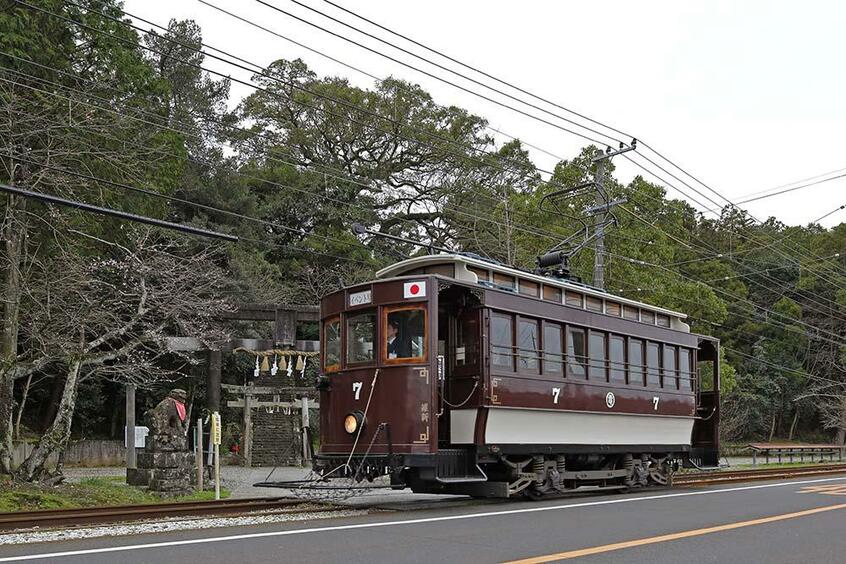 紀貫之「土佐日記」の時代に遡る古刹「鹿児神社」の門前を走る。集電装置が当初のビューゲルからZパンタグラフに換装されている。田辺島通~鹿児(撮影/諸河久:2010年3月8日)