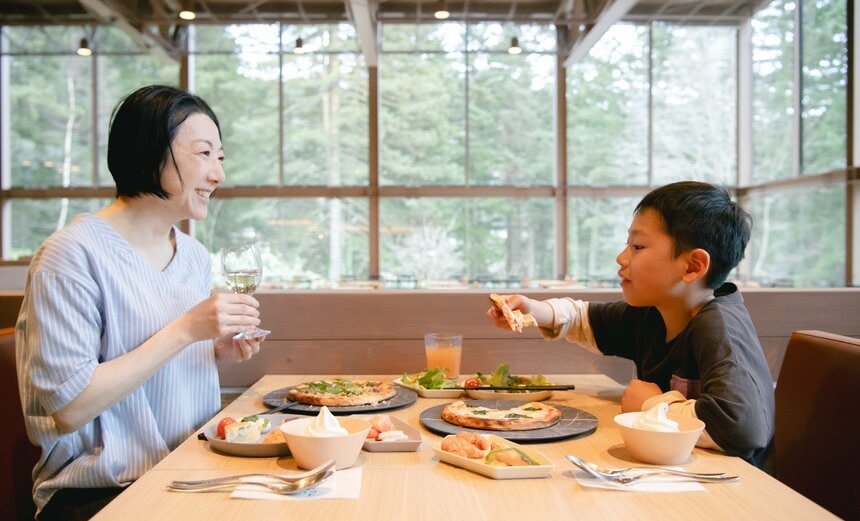 チーズがのったピザに「おいしい！」と大満足。