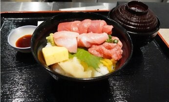 18000円のうに丼も…豊洲の「インバウン丼」は適正価格なのか 店員は「ボッタクリ丼だと思うなら、そう思えばいい」