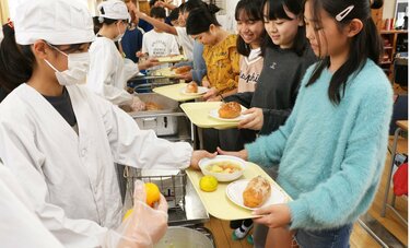 給食から「揚げパン」が消える？　パン業者の相次ぐ「撤退」の背景に「給食費無償化」と厳しすぎる「縛り」