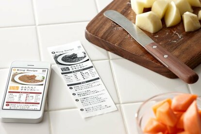 いちいちiPhoneを見なくても、料理の手順を確認出来る(写真:キングジム提供)