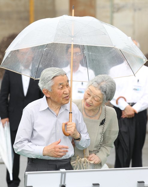 仲むつまじい両陛下の相合いビニール傘（ｃ）朝日新聞社