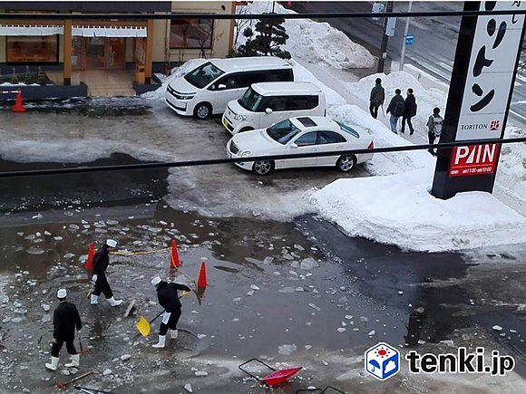 回転寿司トリトン円山店　駐車場に大きな水たまり