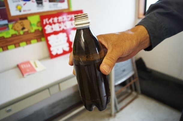 畑に散布する状態の液体肥料