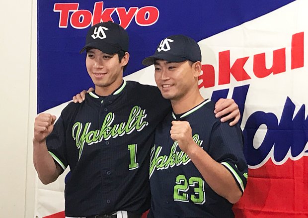 ファン投票選出も、特例措置による登録抹消の影響が気になるヤクルト青木(右) (c)朝日新聞社
