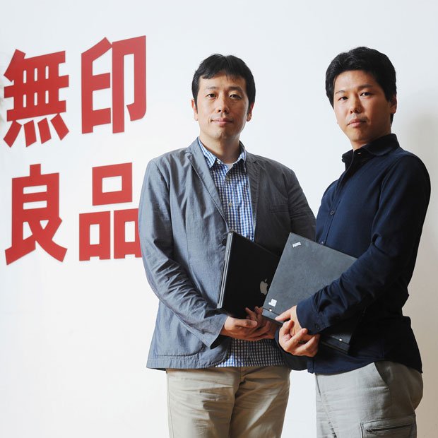 良品計画 WEB事業部長奥谷孝司さん(左)ネットイヤーグループ中島直樹さん(右)その昔、無印良品の店舗では「お客さまの声」をスタッフがメモにとり、郵便で本部に送っていた。その文化がアプリで強化されたいま、企業側は利用者をより深く知り、利用者はより楽しくかかわることができるように(撮影/横関一浩)