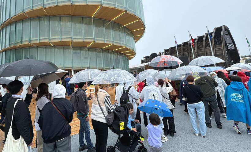 あちこちで見られたパビリオンに入るための行列。みな雨に濡れながら待ち続けていた