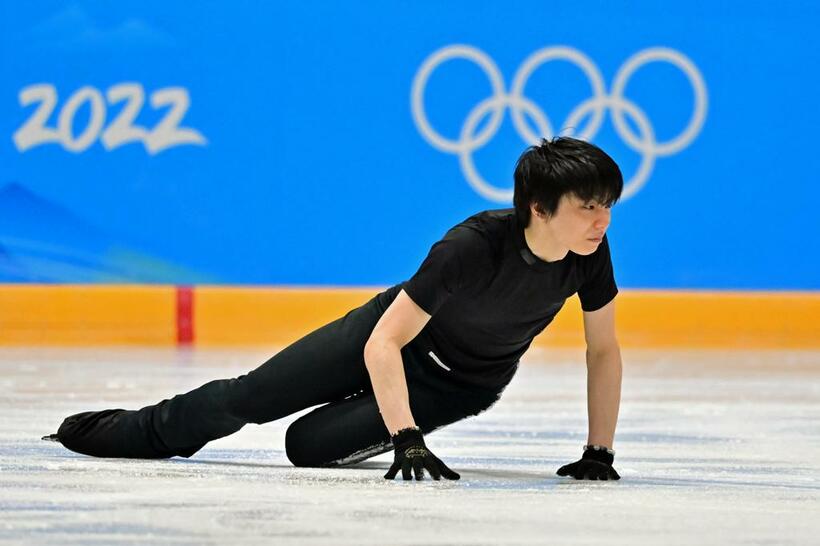 フィギュア男子フリー前日、ジャンプの練習で転倒する羽生結弦選手