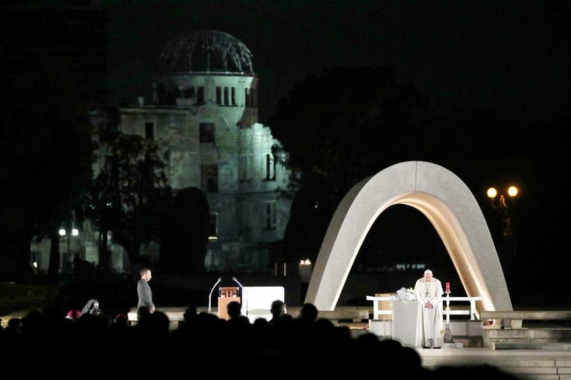 広島市の平和記念公園で祈りを捧げるフランシスコ教皇＝11月24日（c）朝日新聞社