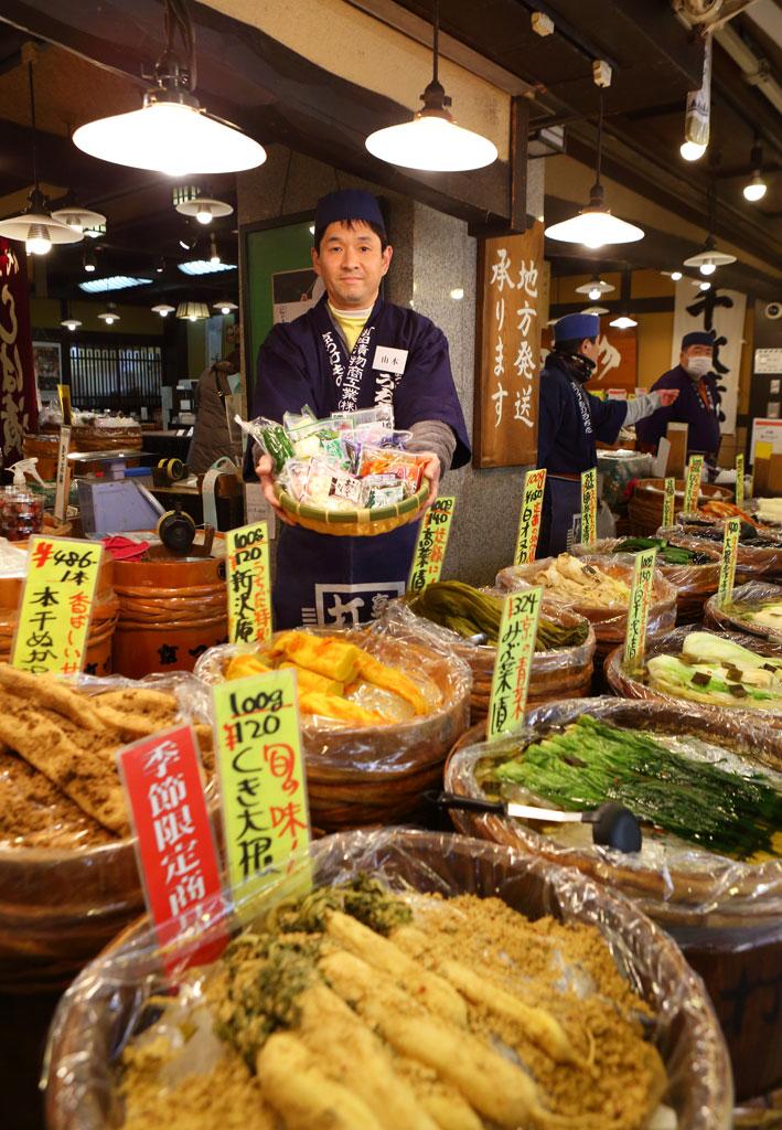 店頭に多くの樽を出す打田漬物。写真は冬に撮影したもので、手前のくき大根は１１月ごろから店に並ぶ　（撮影／写真部・松永卓也）