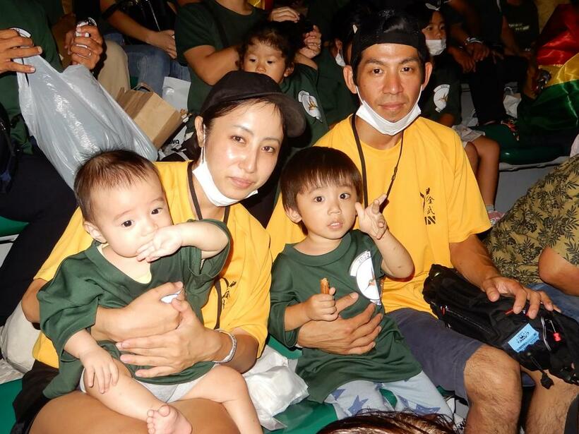 ＷＹＵＡ初代代表・玉元三奈美さんはボリビア沖縄県系人・安里直也さんと結婚、一家４人で本大会閉会式に出た（撮影／三山喬）