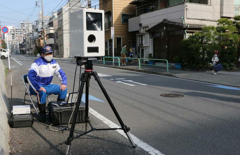 「可搬式」の速度違反取り締まり装置。「定置式」に比べて人手が少なく済む（撮影/米倉昭仁）