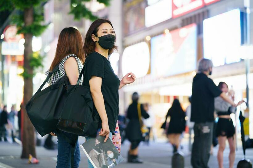 ある夜の新宿・歌舞伎町のトー横広場で。橘が少女に声をかけようとしているのに気づいた男性が邪魔に入った。性的なトラブルに巻き込まれるかもしれない少女を見送るしかない。一瞬、橘に絶望的な表情が浮かんだ（写真＝岡田晃奈）