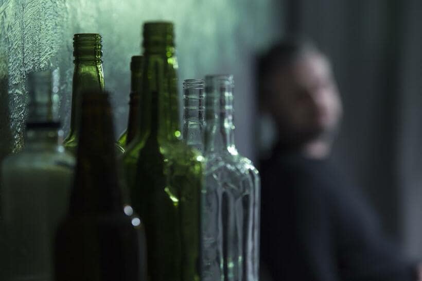 アルコール消費がすぎると、うつ病を発症しやすくなるという説がある。これはアルコールの脳への直接の影響もあるし、アルコールの影響で職を失ったり、家族や友人との関係が悪くなったりする二次的な原因もある（写真：getty images）