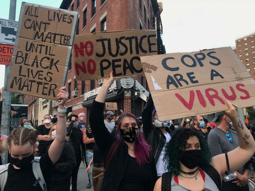 ６月１日に開かれたデモの中心は若者で、白人が半分以上を占め、中年以上の市民運動家の姿はなかった。公民権運動が黒人中心で進んだのとは異なる／ニューヨークで（撮影／津山恵子）