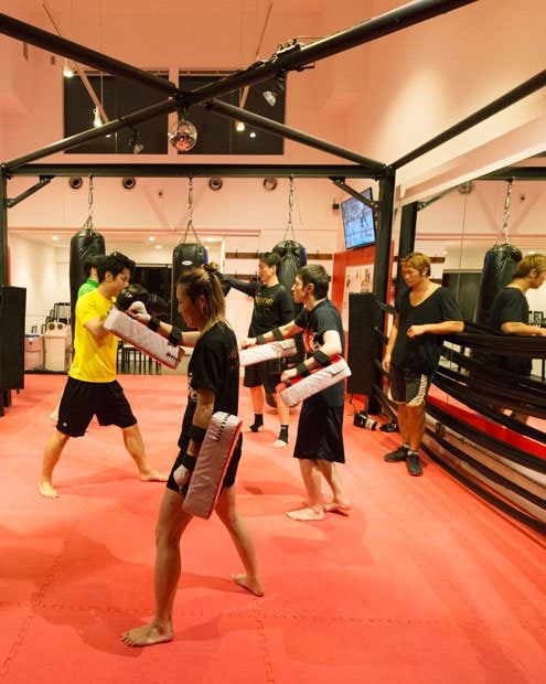 Ｋ―１ＧＹＭ　ＥＢＩＳＵ　小比類巻道場打撃系立ち技格闘技世界最強を決めるトーナメントとして1993年に始まり絶大な人気を誇った、「Ｋ―１」。無差別級でピーター・アーツやアンディ・フグなどのスターを輩出し、ミドル級では魔裟斗、が日本人として2度タイトルを獲得。会長の小比類巻貴之（３８）は「ミスターストイック」の愛称でその魔裟斗の宿命のライバルとして活躍したトップファイターだ。恵比寿、代官山、中目黒の各駅のほぼ中間の、東京でも有数のスタイリッシュな場所に道場を構えて2年。強豪プロ選手を多数育成する傍ら、キッズ空手や初心者、フィットネスやダイエット目的の女性も気軽に通えるジムとして、会員180人を突破。各クラスに参加できない多忙な人向けに早朝から深夜までフレックスタイムでパーソナルトレーニングも行っている。昨年12月には福岡・天神にもジムを開設し、6月には小比類巻の故郷、青森県三沢市にも3店舗目がオープンする。「キックボクシングは消費カロリーの多い有酸素運動で、ストレス発散にもなるし、何より楽しい仲間が作れます。老若男女そういう仲間を全国にいっぱい増やしたいんです」（小比類巻）（撮影／写真部・加藤夏子）
<br />