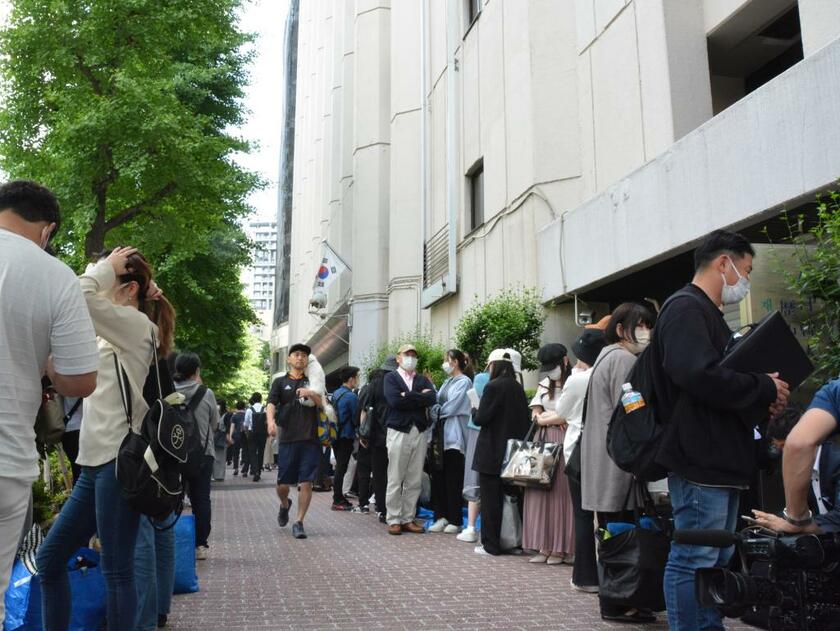 6月、90日以内の短期ビザの発給再開に伴い、韓国大使館領事部前では、道の両脇に行列ができていた／6月2日午前、東京都港区で