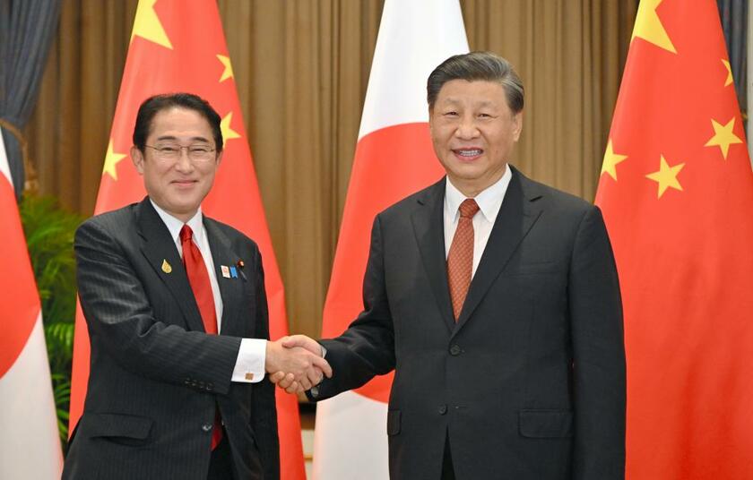 日中首脳会談の冒頭、握手する岸田文雄首相と中国の習近平国家主席／２０２２年１１月１７日
