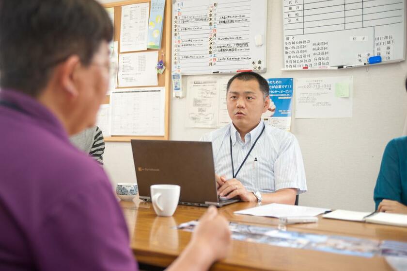 東日本大震災後。宮城県多賀城市の仮設住宅支援員へのインタビュー(2013年) (写真提供:永松伸吾)