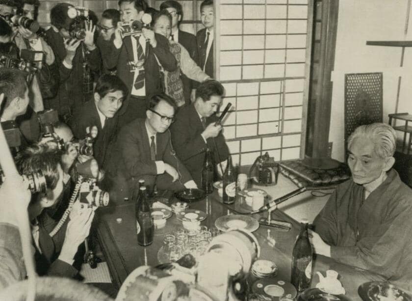 1968年、ノーベル文学賞受賞決定で報道陣のカメラに囲まれる川端康成　（ｃ）朝日新聞社