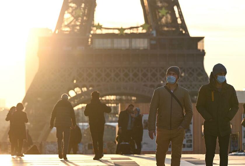 エッフェル塔近くのトロカデロ広場を行き交う人びと／２０２１年１２月３１日、パリ（写真：Ａｎｔｏｎｉｏ