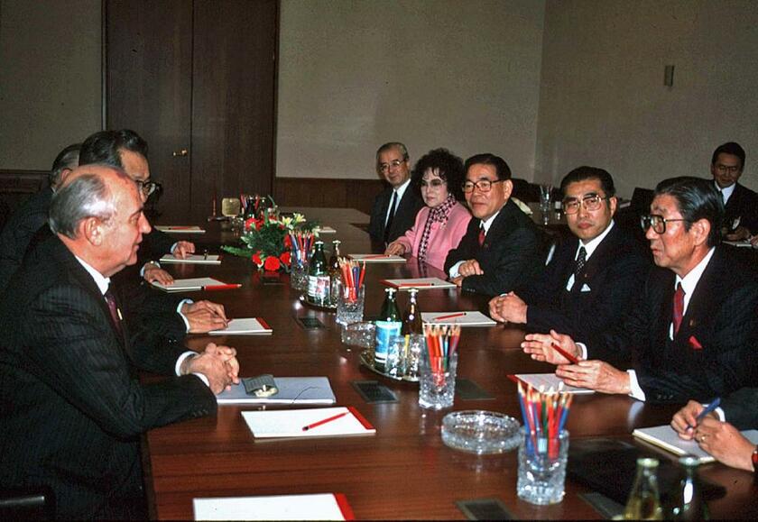 1990年、ソ連（当時）・モスクワでゴルバチョフ書記長（左手前）と会談する安倍晋太郎元外相（右手前）　（C）山本皓一