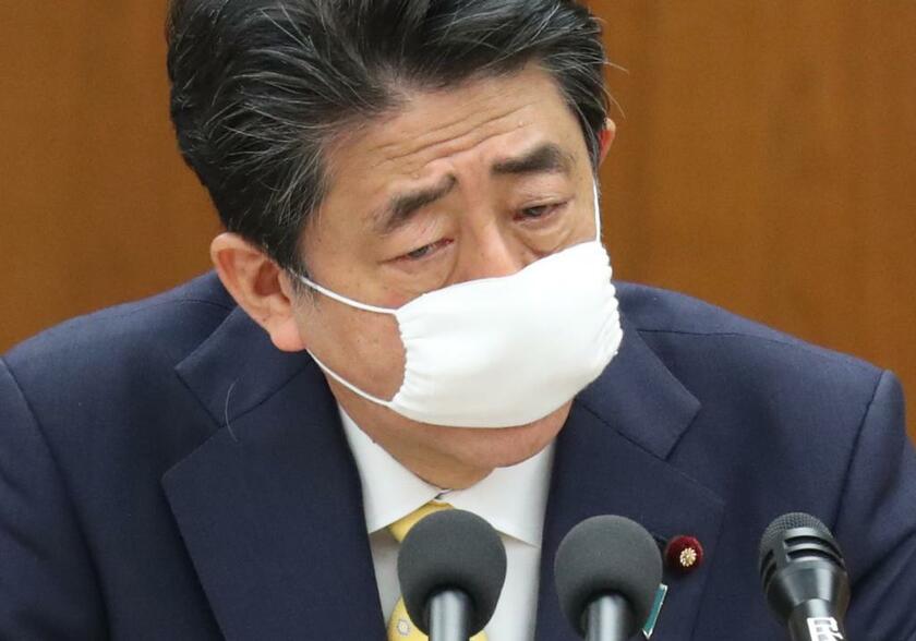 退陣論も公然と出てきた安倍首相（C)朝日新聞社