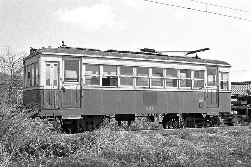 伊太祁曽の車庫で撮影した片ボギー式のクハ801。1960年頃から放置されており、ポールからパンタグラフへの変更時期にボウコレクターを試用していた。(撮影/諸河久:1965年3月22日)