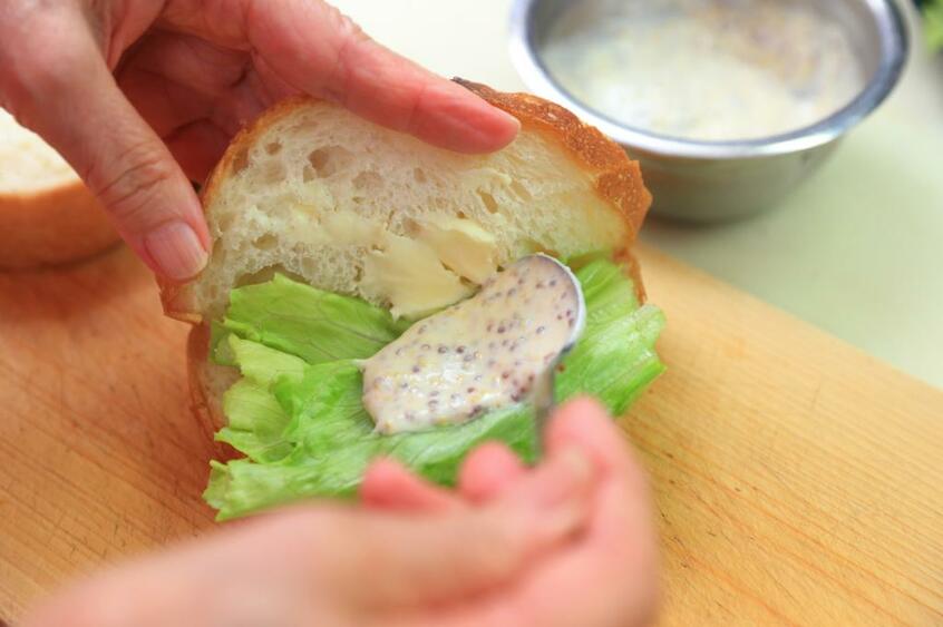 パンは完全に切り離さずに切り込みを入れ、具材を挟むほうが食べやすい。(撮影/写真映像部・松永卓也)