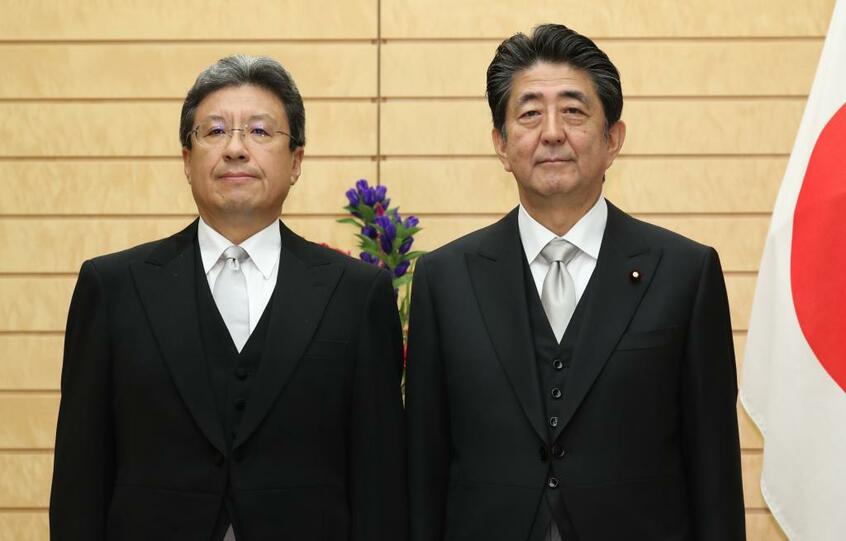 安倍総理と今井尚哉総理補佐官(c)朝日新聞社