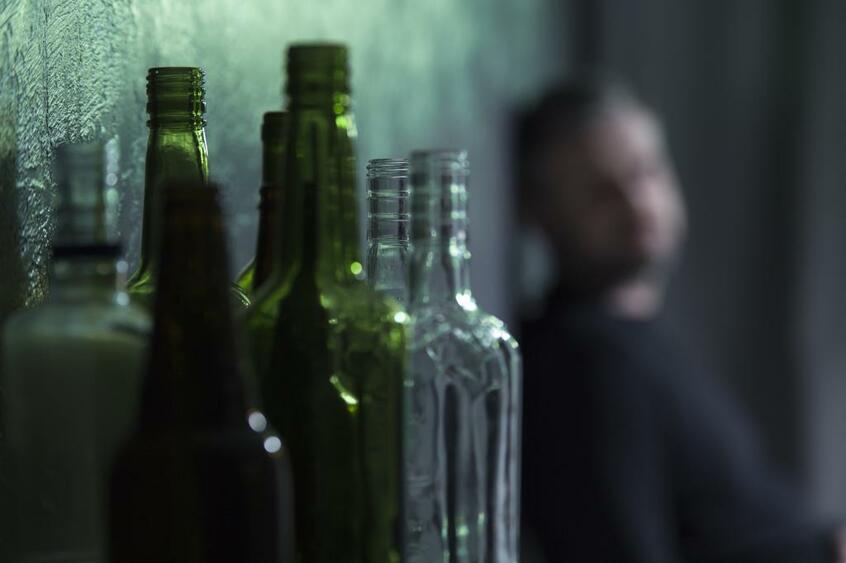 アルコール消費がすぎると、うつ病を発症しやすくなるという説がある。これはアルコールの脳への直接の影響もあるし、アルコールの影響で職を失ったり、家族や友人との関係が悪くなったりする二次的な原因もある(写真:getty images)