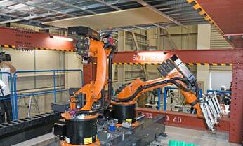 建設現場の人手不足解消なるか? 職人支えるロボット登場