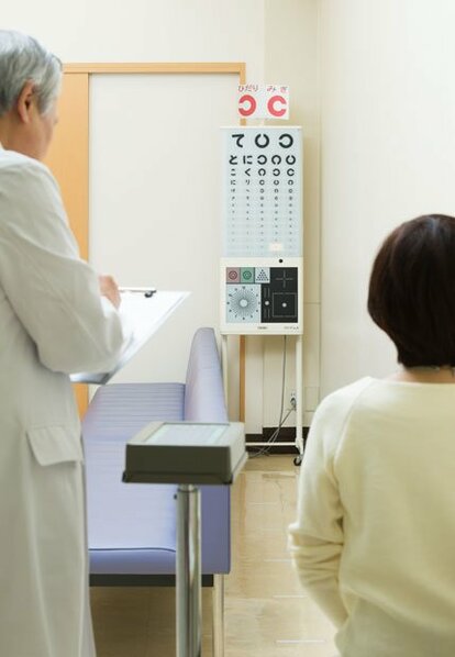 遠くが見えるか、自覚的屈折検査で調べる